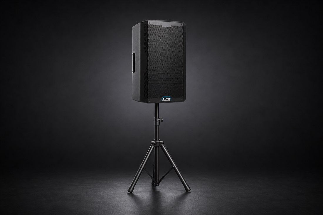 Altavoz Alto TS415 sobre trípode incluido en el Pack Reunión