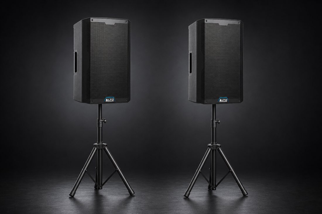 Dos altavoces Alto TS415 sobre trípodes incluidos en el Pack Fiesta