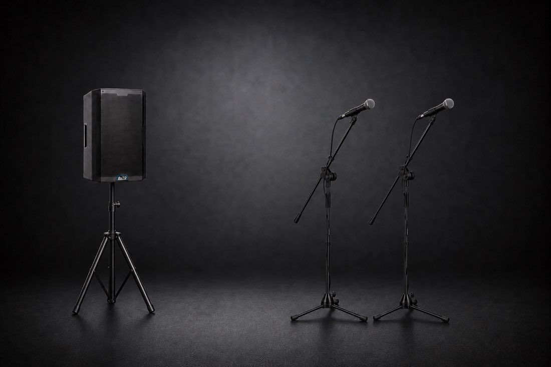 Altavoz Alto TS415 sobre trípode y dos micrófonos — equipo del Pack Karaoke Básico